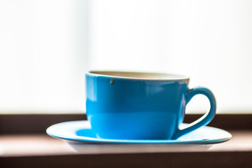 Blurred background view of a mug or coffee cup, a cup of water or a drink on the table, for customer service in a room or restaurant