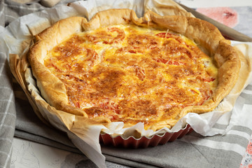 Tuna quiche with tomatoes