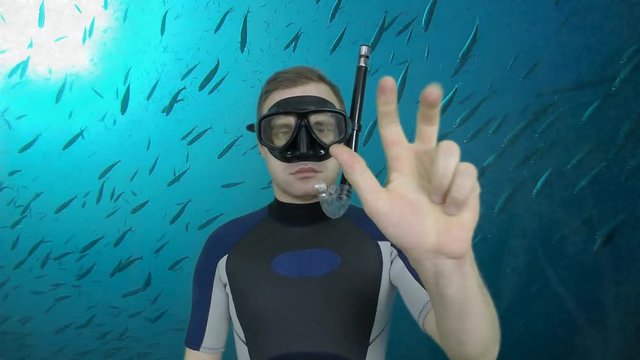 Divemaster counting to 10 