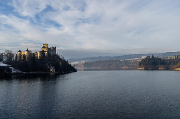 Fototapeta premium Zamek w Niedzicy nad zalewem 