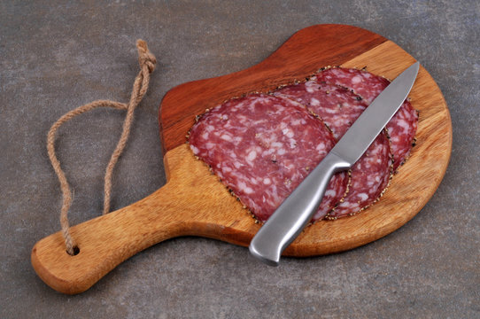 Tranches de pav&eacute; au poivre sur une planche &agrave; d&eacute;couper