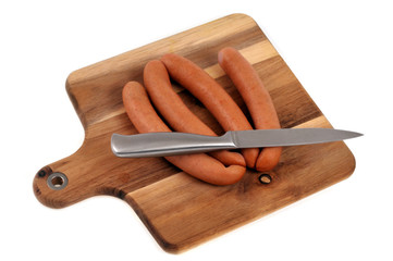 Saucisses de Francfort sur une planche à découper