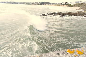 Audierne ville du Finistère en Bretagne sa baie son phare sa jetée le pont et les vagues qui se...