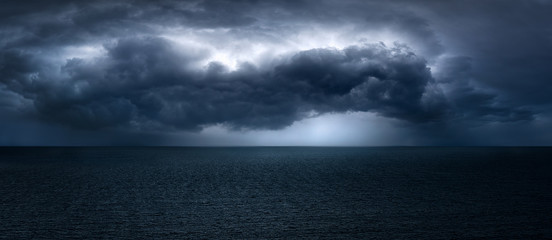 donkere en dramatische stormachtige wolken boven zee