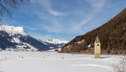 Il campanile sommerso di Resia sotto la neve in inverno