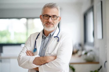 Foto auf Acrylglas Artz Porträt eines reifen Arztes mit Brille