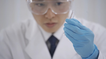 検査をする男性	