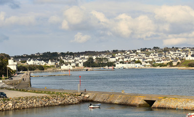 Audierne ville du Finistère en Bretagne sa baie son phare sa jetée le pont et les vagues qui se...