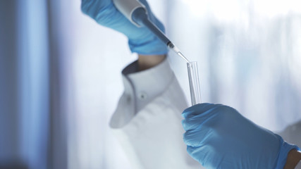 検査をする男性	