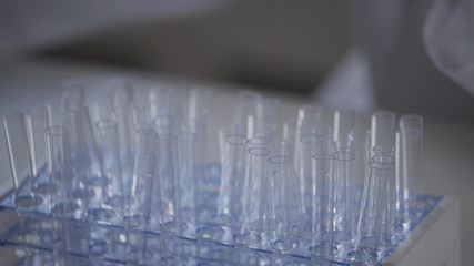 検査をする男性	