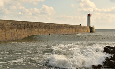 Audierne ville du Finistère en Bretagne sa baie son phare sa jetée le pont et les vagues qui se...