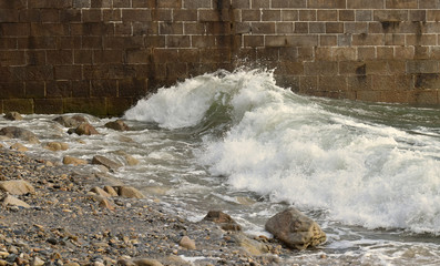 Audierne ville du Finistère en Bretagne sa baie son phare sa jetée le pont et les vagues qui se...