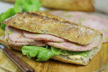 sandwich à la roulade de jambon et salade