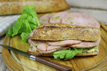 sandwich à la roulade de jambon et salade