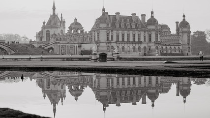 Château de Chantilly et son reflet en noir et blanc