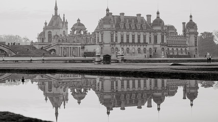 Obraz premium Château de Chantilly et son reflet en noir et blanc