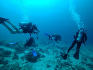 Fotobehang Duikers onder water. Bubbels, blauw water, Zanzibar © LP Productions