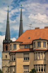 Fototapeta na wymiar halle saale - sanierter altbau und türme der marktkirche