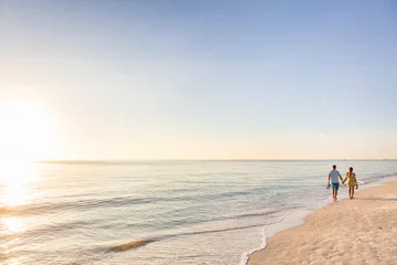Foto op Aluminium Beach relaxing vacation - travel tourists couple walking on beach at sunset landscape background. Summer holidays destination. © Maridav
