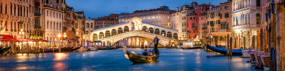 Panoramablick auf die Rialtobrücke und den Canal Grande in Venedig, Italien © eyetronic