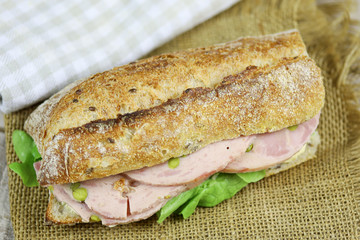 sandwich à la roulade de jambon et salade