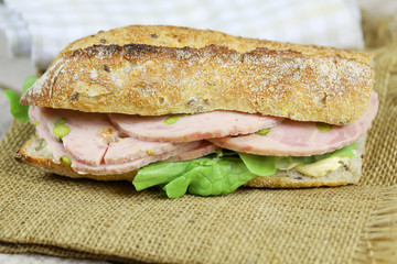sandwich à la roulade de jambon et salade