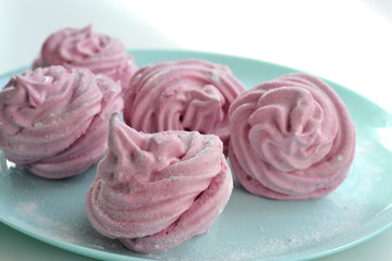 Obraz na płótnie Canvas Homemade strawberry puree marshmallow with icing sugar