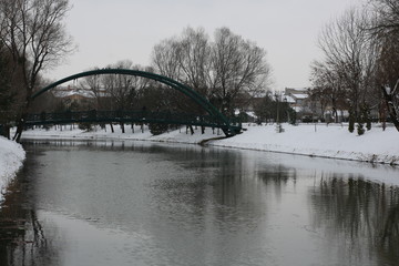 Fototapeta na wymiar Bridge over snow and river