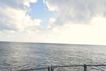 Audierne ville du Finist&egrave;re en Bretagne sa baie son phare sa jet&eacute;e le pont et les vagues qui se jettent sur les rochers en projetant de l'&eacute;cume &agrave; mar&eacute;e haute