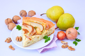 Zwiebelkuchen mit Birnen und Nuss