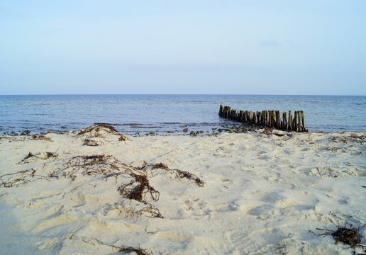 Ein einsamer Strand ist Natur zum durchatmen