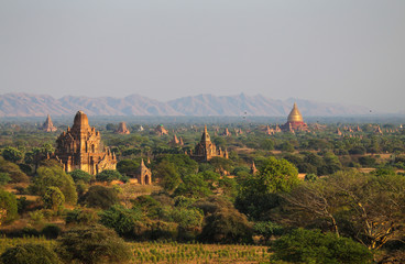 Naklejka premium Sunrise over the valley with the ancient pagodas in Bagan