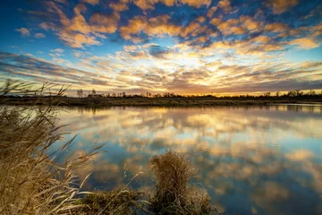 Schöner Sonnenaufgang über Flussufern © Piotr Krzeslak