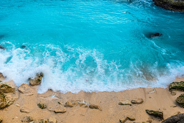 Strand an der Blue Lagoon auf Nusa Ceningan, Indonesien
