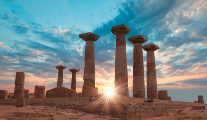 Ruinen der antiken Stadt Assos mit Tempel der Athena - Behramkale, Türkei