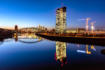 Naklejka premium Skyline von Frankfurt am Main mit Europäischer Zentralbank in der Abenddämmerung