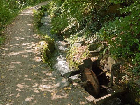 Waalweg im Vinschgau, S&uuml;dtirol mit Wasserrad und Waalschelle