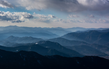 Fototapeta na wymiar view of mountains from Kedarkantha peak