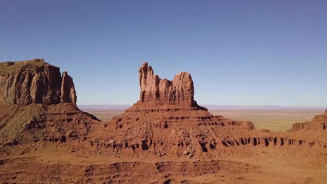 Raw drone video of the Setting Hen rock formation in Monument Valley