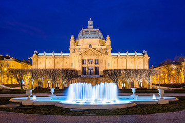 Obraz premium Croatia, city of Zagreb, art pavilion and fountain in the night, long exposure