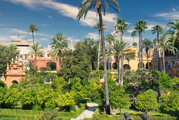 Fototapeta na wymiar Jardines del Real Alcázar de Sevilla con la Giralda al fondo
