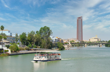 Torre de Sevilla y río Guadalquivir
