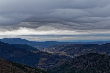 Fototapeta na wymiar nuage vaporeux dans le ciel des Vosges