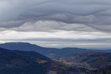 Fototapeta na wymiar nuage vaporeux dans le ciel des Vosges