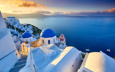 Obraz premium Fira town on Santorini island, Greece. Incredibly romantic sunrise on Santorini. Oia village in the morning light. Amazing sunset view with white houses. Island of lovers