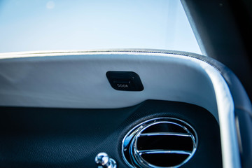 2020 Rolls-Royce Cullinan door close button