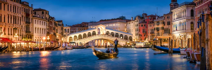 Papier Peint photo Gondoles Balade romantique en gondole près du pont du Rialto à Venise, Italie