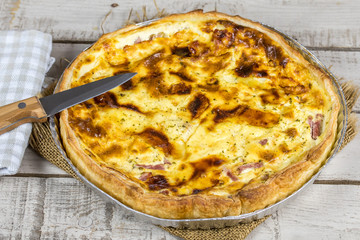 quiche lorraine sur une table