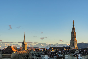 Fototapeta na wymiar Blick auf die Berner Altstadt bei Abendlicht – Bern, Schweiz