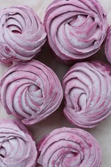 Obraz premium Delicious fresh blackcurrant marshmallows for Breakfast macro